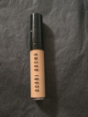 Bobbi Brown Concealer In Shade Honey